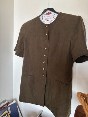 VINTAGE Jones New York Short-Sleeve Button Front Top in khaki